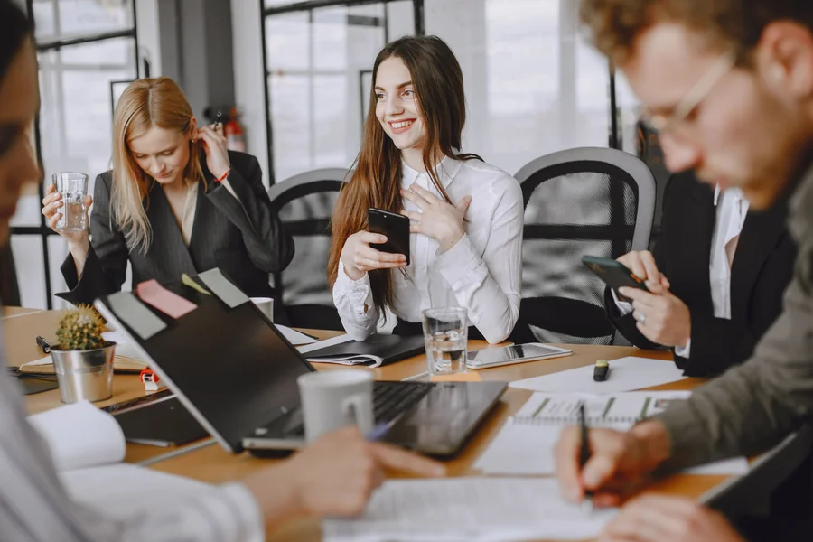 Profesionales colaborando durante una reunión de trabajo